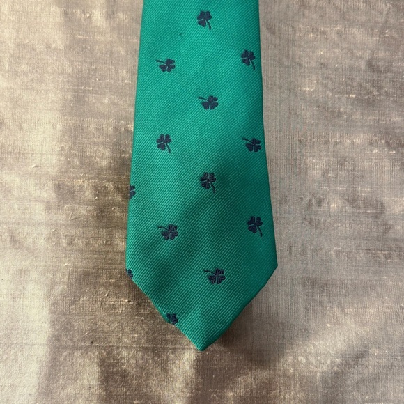 carson pirie scott Other - Vintage St. Patrick's Shamrock Green navy Carson Petrie Scott silk Tie
